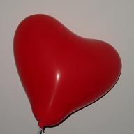 Foto zeigt roten Luftballon in Herzform