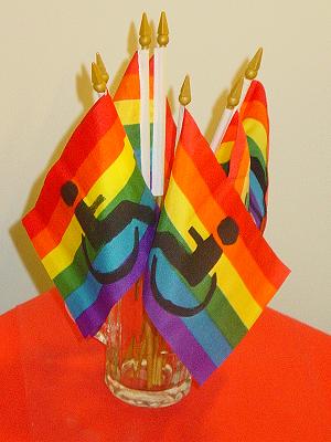 Regenbogenf�hnchen mit Rollimotiv im Glas