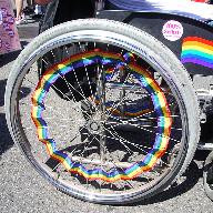 Rollstuhlrad mit Regenbogendeko