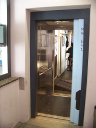 Aufzugzugang Caf Regenbogen